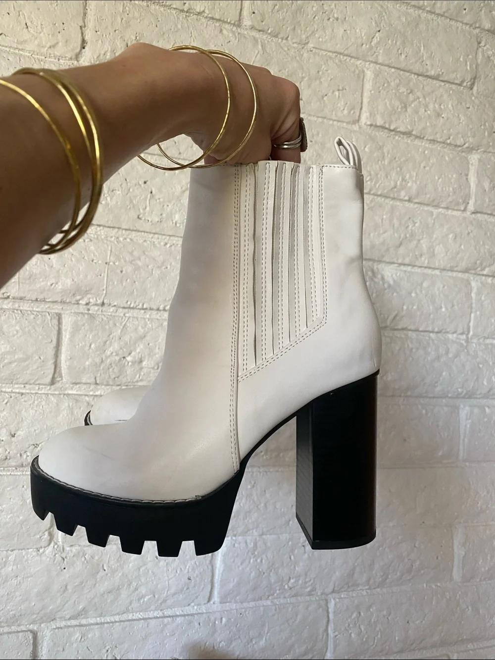 🌼 White Platform Chelsea Ankle Boots with Black Lug Sole Forever 21 size 7
